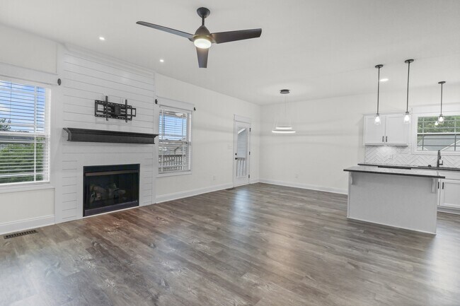 Building Photo - 525 Woodtrace Dr