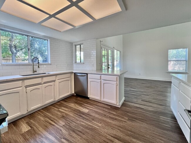 Building Photo - $2,495 Shepherd & Maple, 3 Bedroom 3 full ...