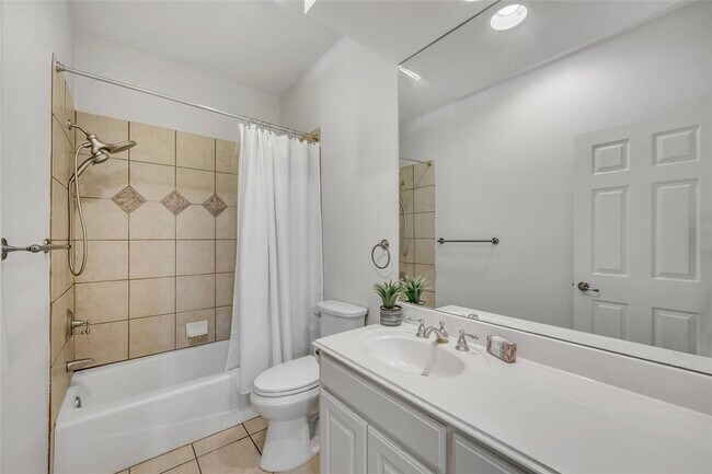 Building Photo - 5511 Oakwood Cove
