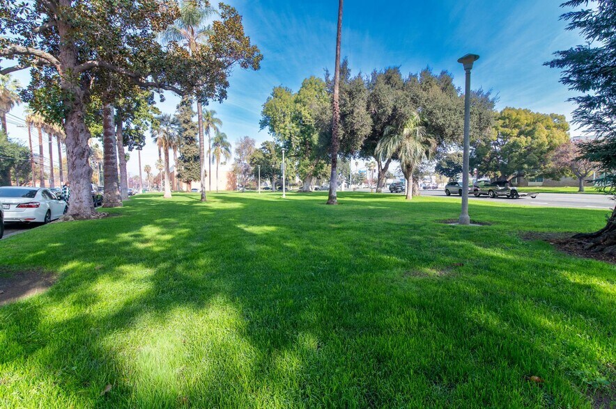 Building Photo - 6979 Palm Ct