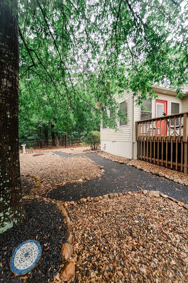 Building Photo - Charming 3 bedroom, 2 bathroom located in the picturesque Hot Springs Village