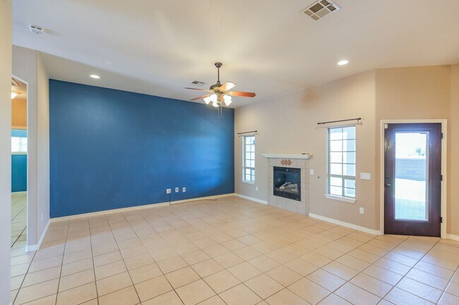 Building Photo - 3 bed 2 bath beautiful home!