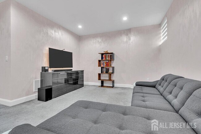 Building Photo - 47 McCormick Ave N