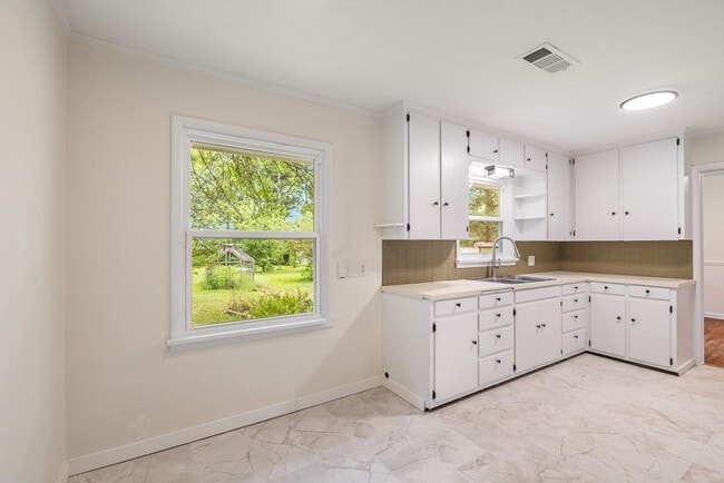 Building Photo - 301 Michael St