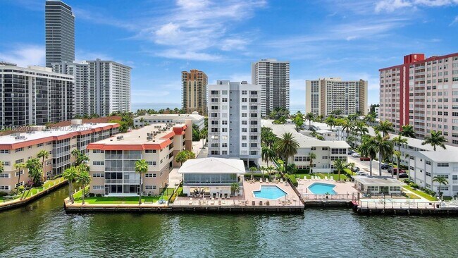 Building Photo - 3113 S Ocean Dr