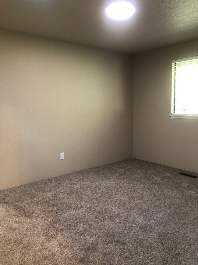 Building Photo - 3 Bed / 2 Bath Home with RV Parking in Eag...