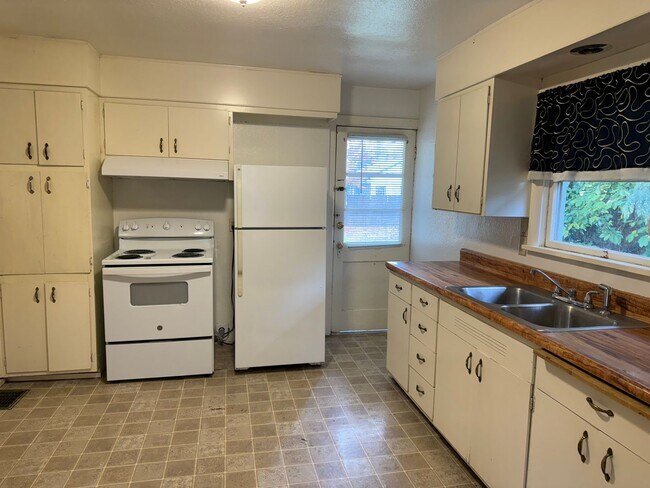 Building Photo - Large 4 bedroom, 1.5 bathroom farm house on River Rd!