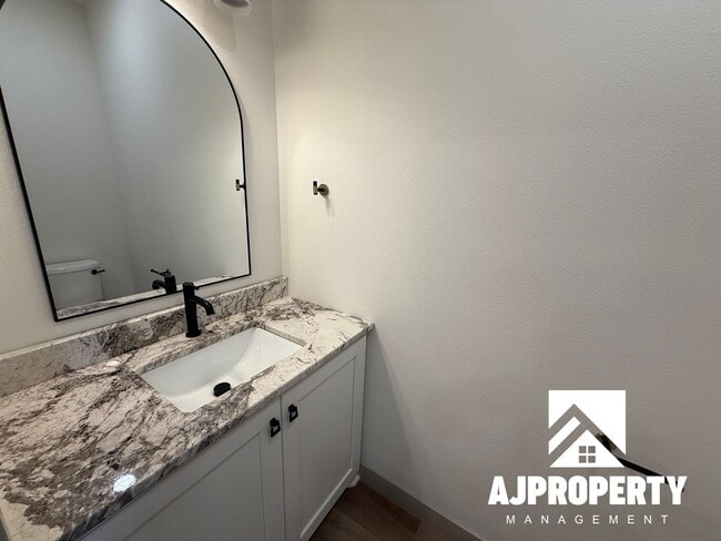 Building Photo - 8609 W Shoreline Pl