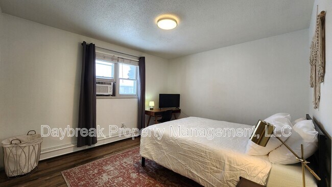 Building Photo - 525 7th Ave E