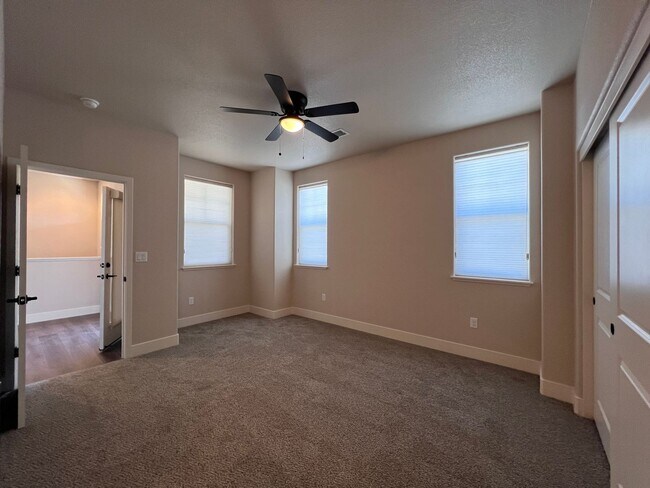 Building Photo - *NEW! 2/2.5 Townhome in Gardnerville*