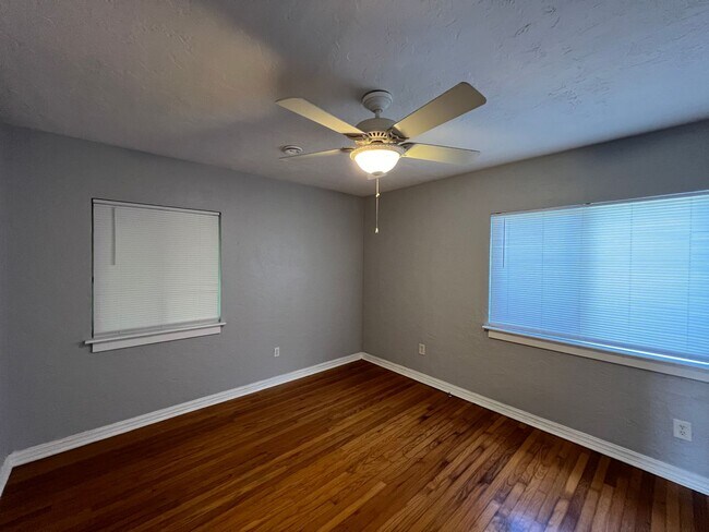 Building Photo - Beautiful 2 Bed/2 Bath Home in Ocala!! BOUNUS ROOM Included! Lawn care INCLUDED!