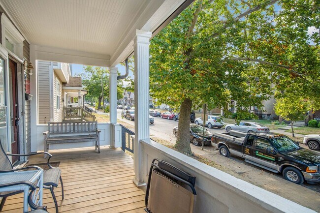 Building Photo - Ultimate 6-Bedroom House with Spacious Liv...