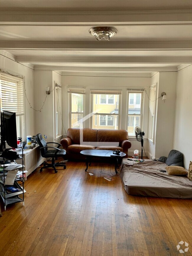 Building Photo - Big 6-Bed 2-Bath Comm Ave Allston/Brighton