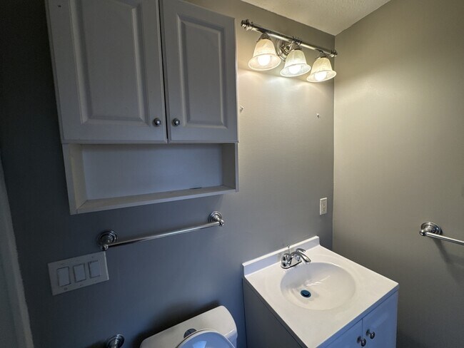 Building Photo - 11104 Lincoln Ave