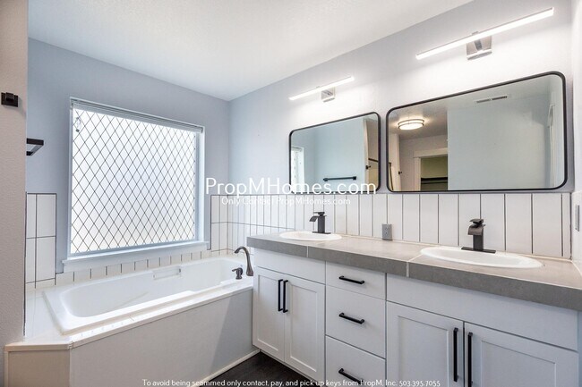 Building Photo - 11774 SE Lincoln Heights St