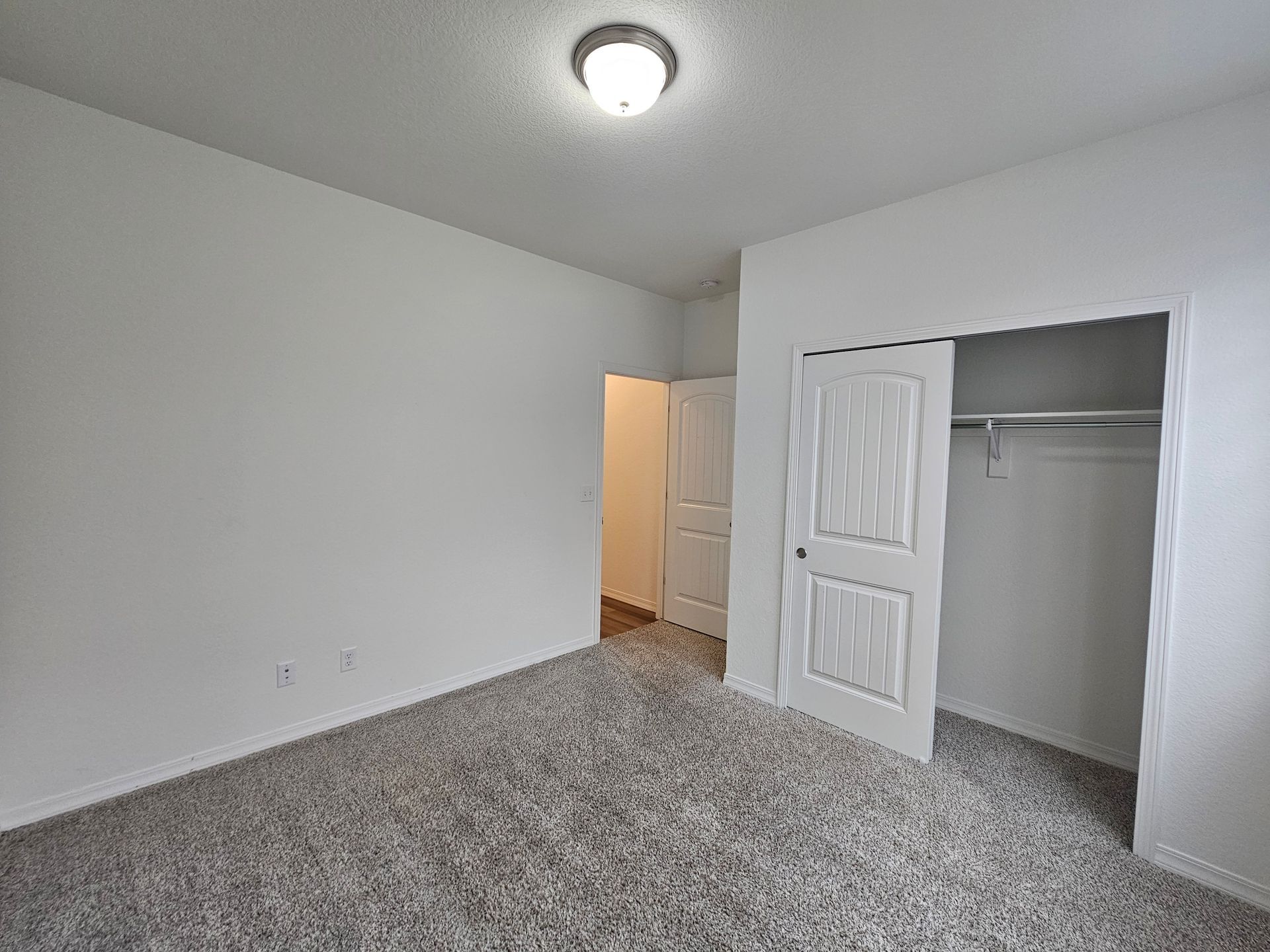Building Photo - 10450 Summer Ridge Dr