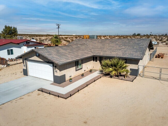 Building Photo - Boho Style 4 Bedroom 2 Bath Home, Fully Furnished