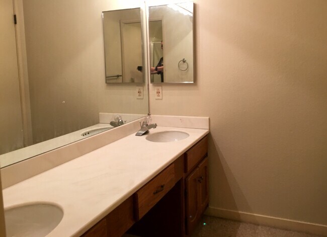 Building Photo - Large 3 bedroom, 2 bathroom condo with ama...