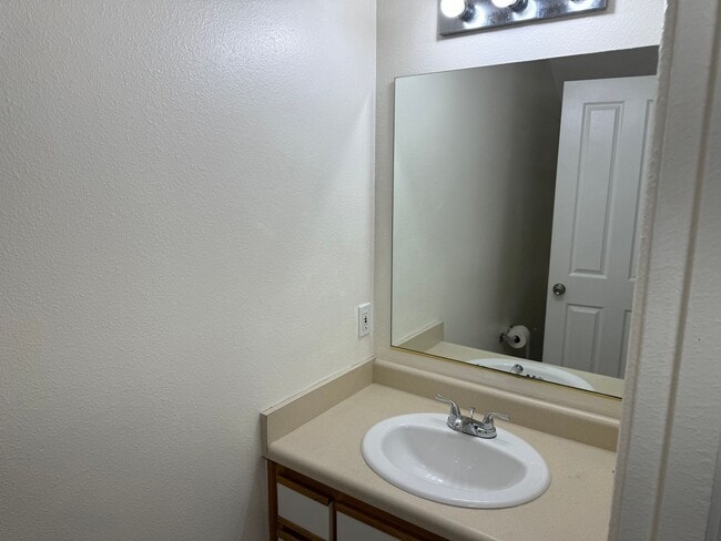 Building Photo - 4 bedroom 1.5 bathroom duplex | MOVE IN SPECIAL!