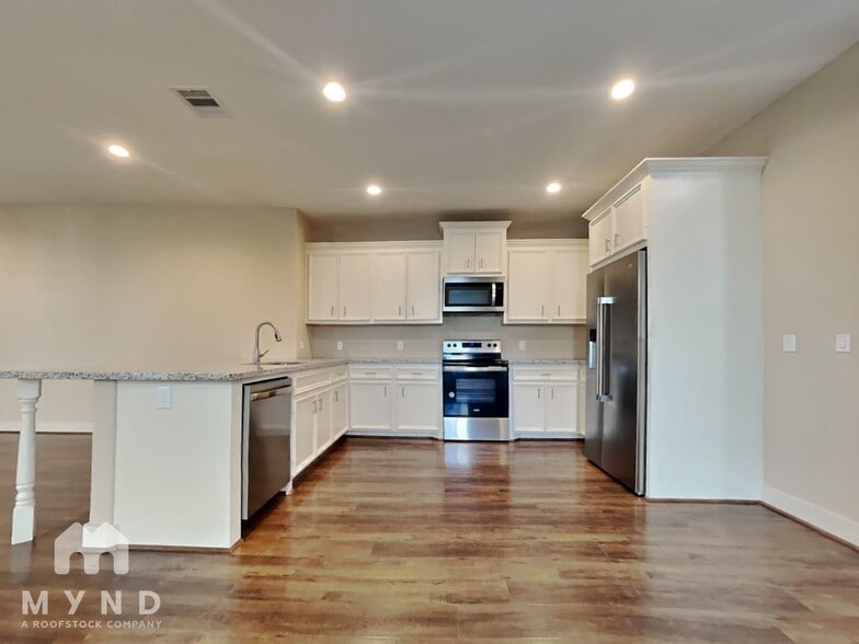 Building Photo - 5003 Higgins St