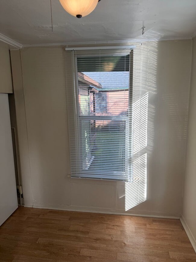 Building Photo - 2 bedroom 1 bathroom house - Close to Campus!