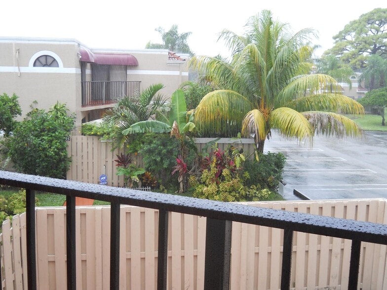 Building Photo - 3955 Village Dr