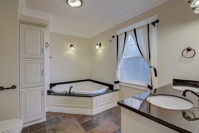 Building Photo - 5042 7th Ave NE