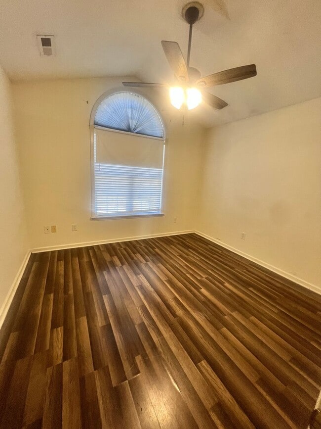 Building Photo - Two Bedroom Two Bath Town Home 3 month RENT SPECIAL