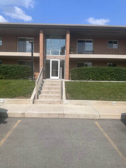 Primary Photo - 439 College Ave
