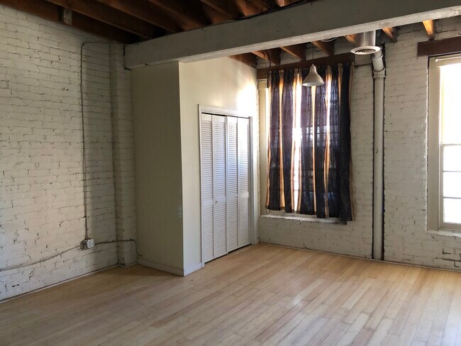 1 bedroom apartment is available now on the riverfront 1009 Jefferson str. The location is ideal fo - 1009 Jefferson St