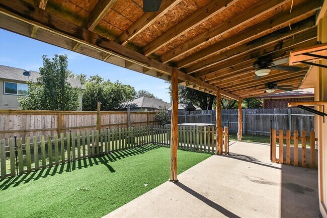 Building Photo - 906 Iris Dr