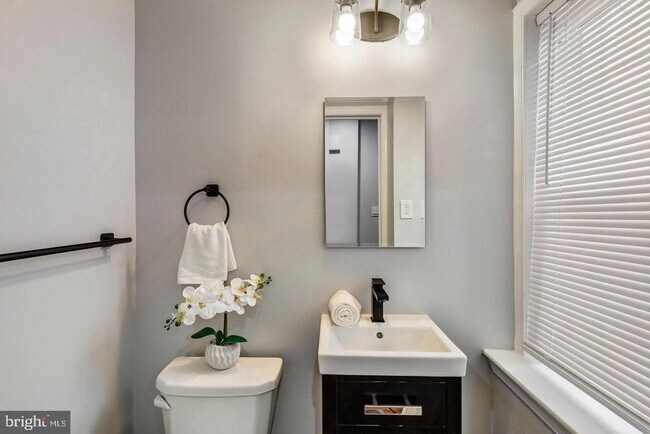 Building Photo - 1553 S Woodstock St