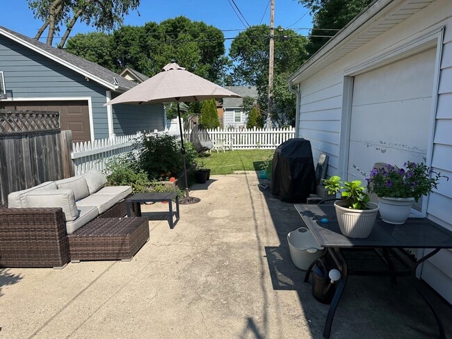 Building Photo - 5100 N Idlewild Ave