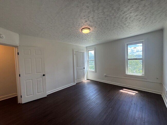 Building Photo - 922 Oak St