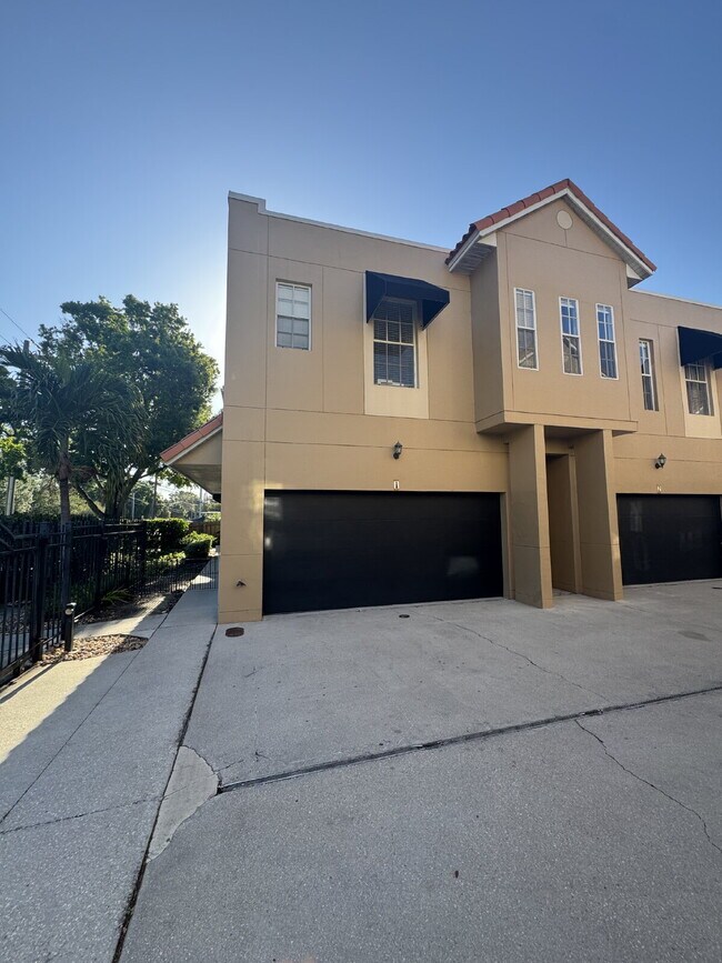 Building Photo - "Spacious 3-Bed Townhouse Retreat in Tampa...