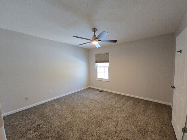 Building Photo - 4 Edam Ct