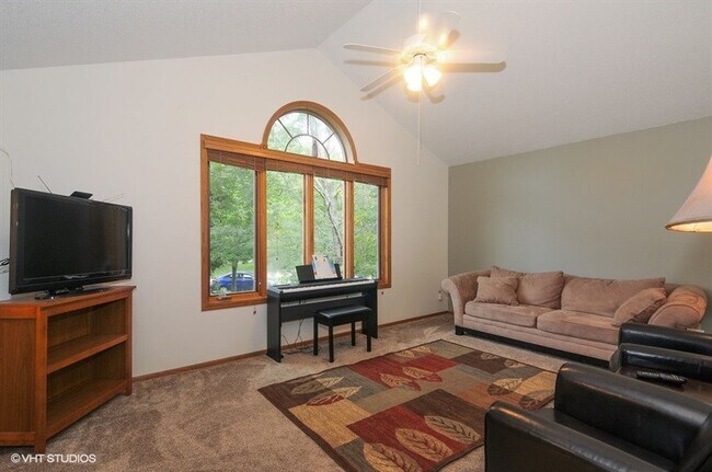 Building Photo - Spacious 5BR Home on Cul-de-Sac – Available June 1