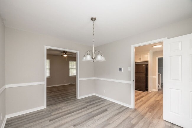 Building Photo - Beautifully Renovated 4-Bedroom Home in Ch...