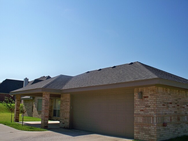 Building Photo - 601 Llama Tr