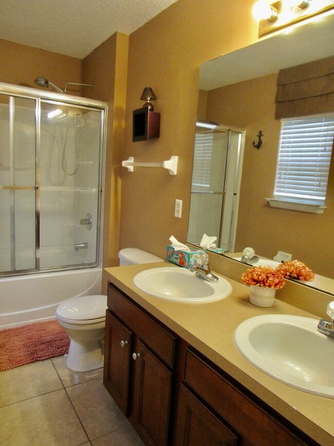 Building Photo - Beautiful 3-Bedroom Townhome with Resort-S...