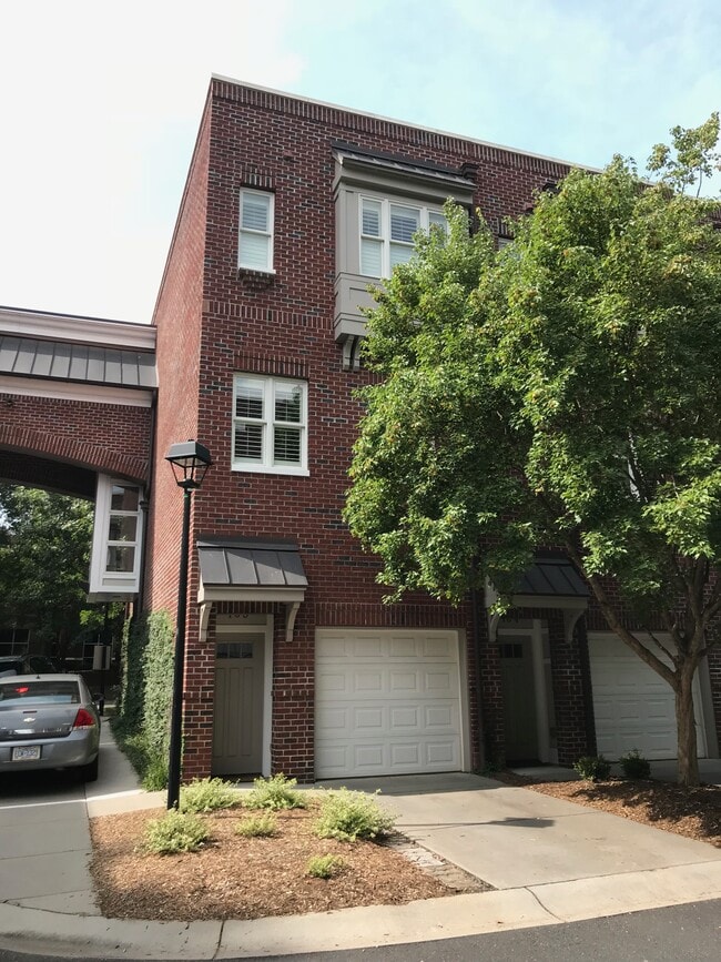 Building Photo - 100 N Laurel Ave