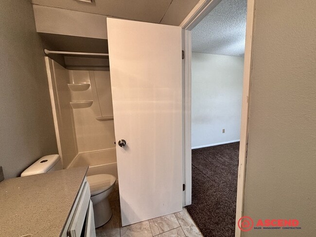 Building Photo - Cute 2 Bedroom Off Stockdale Hwy and California Ave!