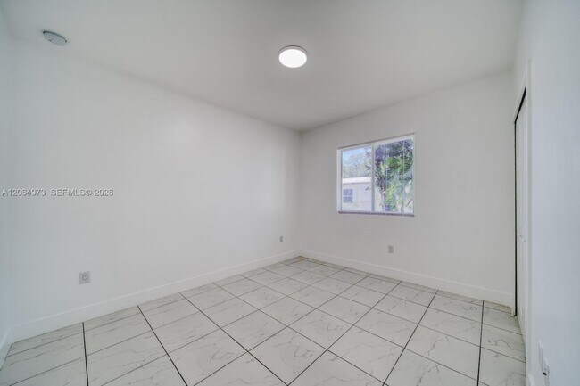 Building Photo - 14708 NE 7th Ave