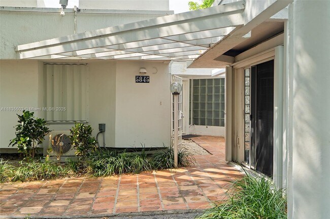 Primary Photo - 5845 SW 88th St