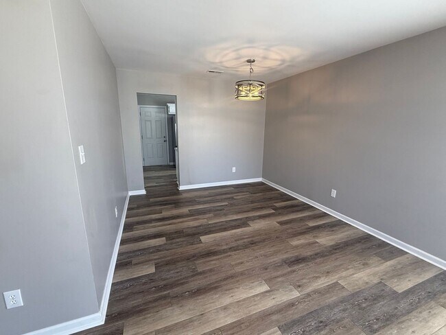 Building Photo - Newly Updated Ranch-Style Condo