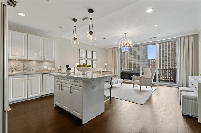 Building Photo - 10 E Delaware Pl