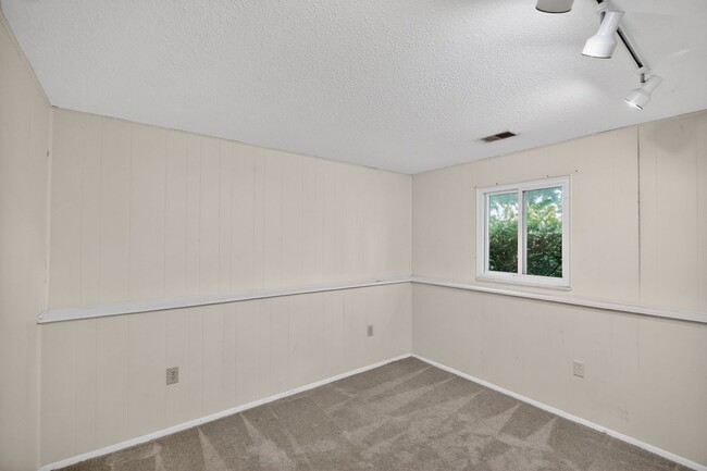 Building Photo - Bright and spacious 4Bd/2.5Bth haven located in a peaceful cul-de-sac!