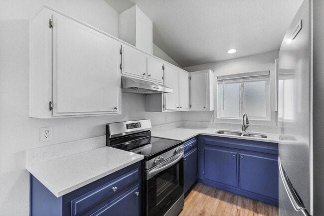 Building Photo - Beautifully Renovated 3-Bedroom Home in Qu...