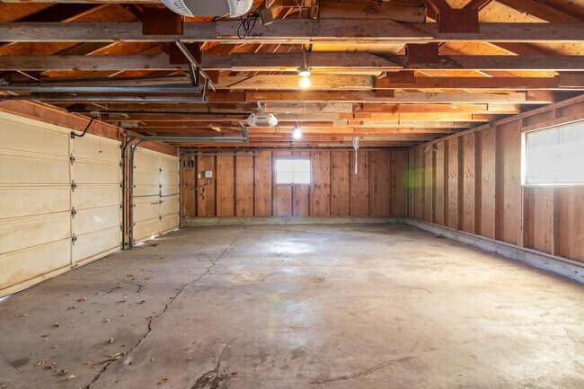 Building Photo - Quaint Farmhouse near Silverlake!