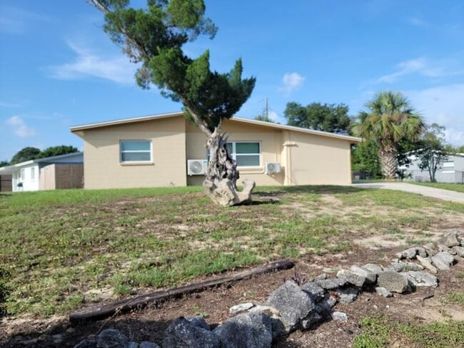 Building Photo - 1700 Chaucer Rd